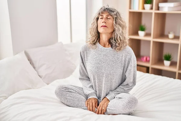 Middle Age Woman Doing Yoga Exercise Sitting Bed Bedroom — 스톡 사진