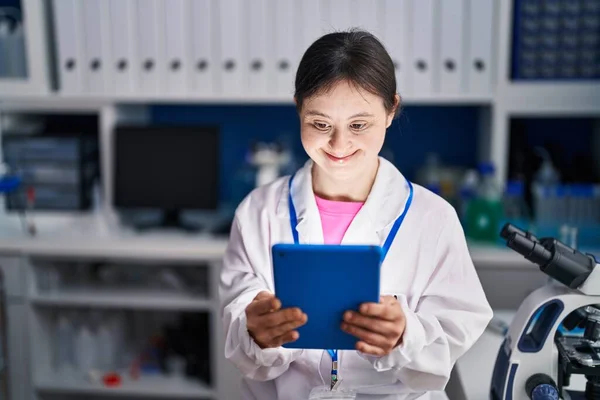 Mujer Joven Con Síndrome Científico Sonriendo Confiado Usando Touchpad Laboratorio — Foto de Stock