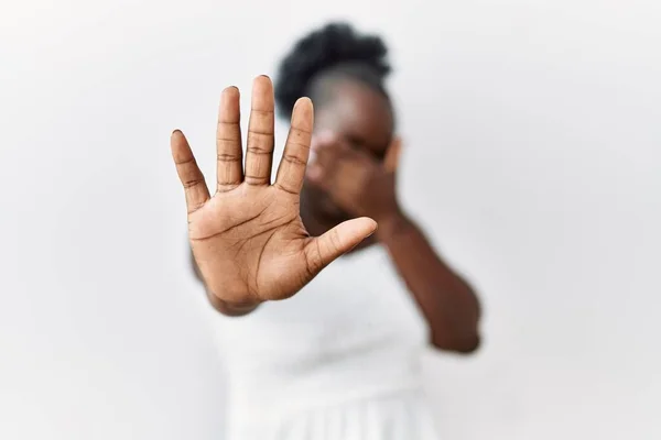 Jonge Afrikaanse Vrouw Die Een Witte Geïsoleerde Achtergrond Staat Ogen — Stockfoto