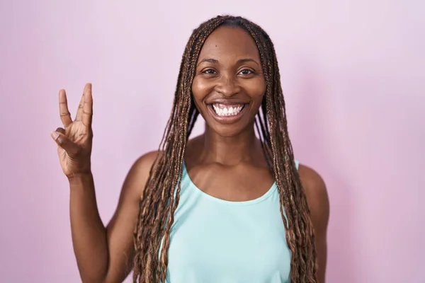 Африканская Американка Стоит Розовом Фоне Показывает Пальцем Номер Три Улыбаясь — стоковое фото