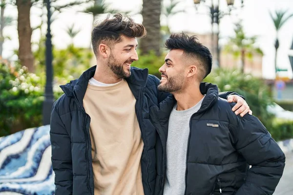 Genç Çift Gülümsüyor Parkta Birbirlerine Sarılıyorlar — Stok fotoğraf
