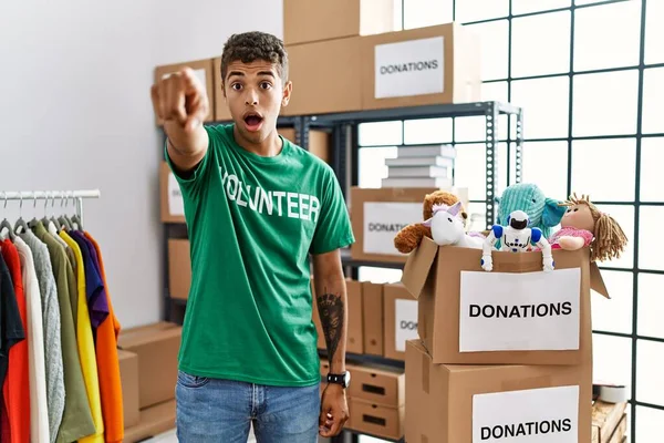 Jonge Knappe Latijns Amerikaanse Man Draagt Vrijwilliger Shirt Bij Donaties — Stockfoto