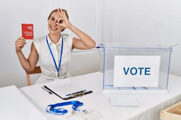 Jonge Blonde Vrouw Bij Politieke Campagne Verkiezing Met Zwitserse Paspoort — Stockfoto