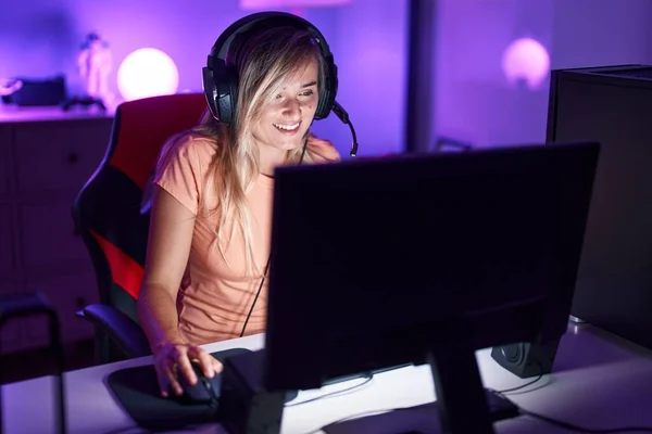 Genç Sarışın Kadın Oyun Odasında Bilgisayar Kullanarak Video Oyunu Oynuyor — Stok fotoğraf