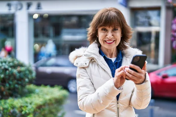 Frau Mittleren Alters Lächelt Selbstbewusst Mit Smartphone Auf Der Straße — Stockfoto