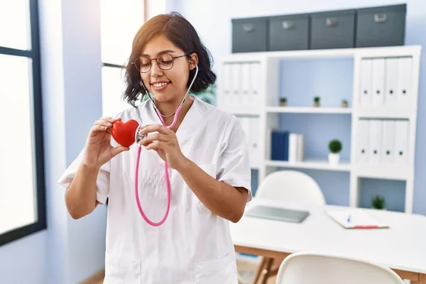 Young Latin Woman Wearing Doctor Uniform Auscultating Heart Clinic — Stock Photo, Image
