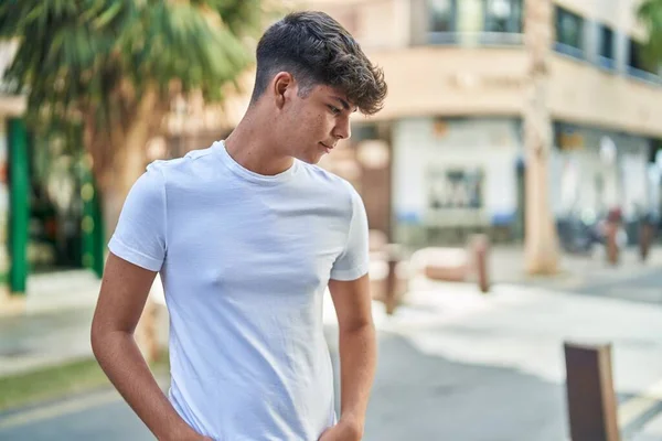 Junger Hispanischer Teenager Schaut Mit Ernstem Gesichtsausdruck Auf Die Straße — Stockfoto