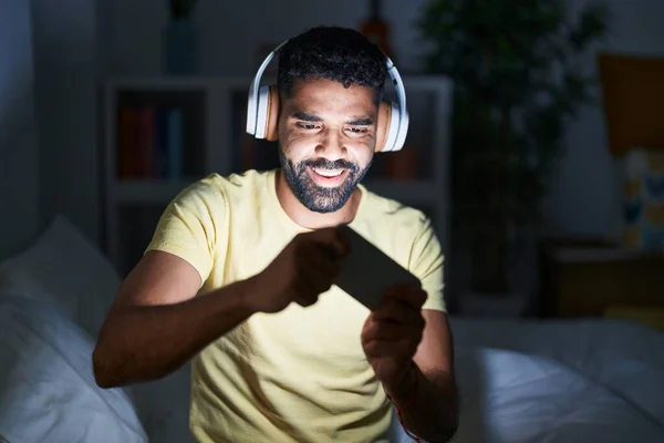 Young Arab Man Playing Video Game Sitting Sofa Bedroom — ストック写真