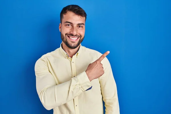 Handsome Hispanic Man Standing Blue Background Cheerful Smile Face Pointing — Fotografia de Stock