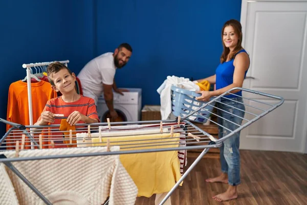 Family Smiling Confident Doing Laundry Laundry Room — Stockfoto