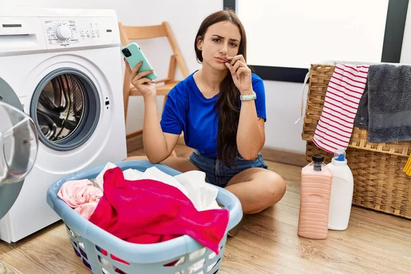 Young Brunette Woman Doing Laundry Using Smartphone Mouth Lips Shut — Stock Photo, Image