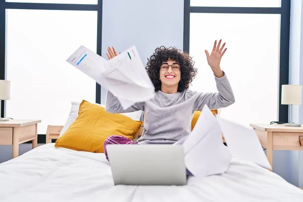 Young Middle East Woman Using Laptop Throwing Paperwork Bedroom — Stock Photo, Image