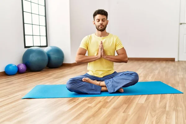 Junger Arabischer Sportler Trainiert Yoga Sportzentrum — Stockfoto