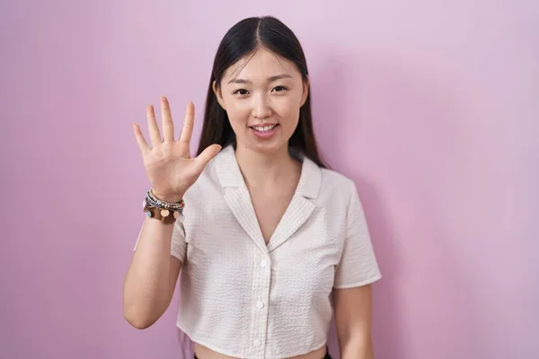 Chinês Jovem Mulher Sobre Fundo Rosa Mostrando Apontando Para Cima — Fotografia de Stock