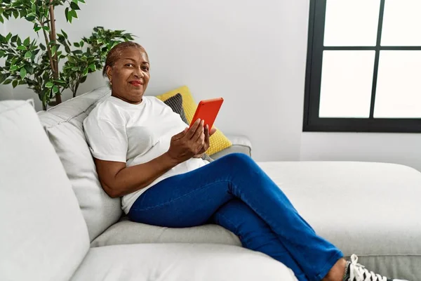 Kıdemli Afro Amerikan Kadın Evde Dokunmatik Ped Kullanarak Gülümsüyor — Stok fotoğraf