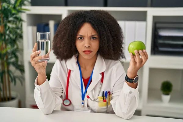 Junge Afrikanisch Amerikanische Ernährungsberaterin Mit Frischem Apfel Und Wasser Der — Stockfoto
