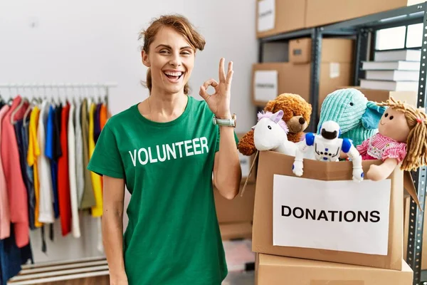 Mulher Branca Bonita Vestindo Shirt Voluntária Doações Stand Sorrindo Positivo — Fotografia de Stock