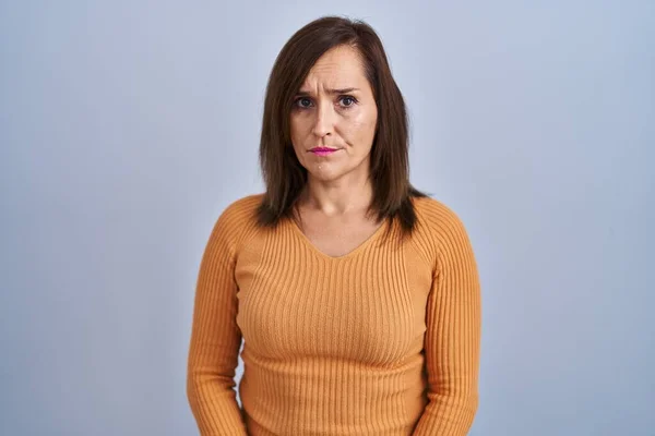 Mujer Morena Mediana Edad Pie Vistiendo Suéter Naranja Escéptico Nervioso —  Fotos de Stock