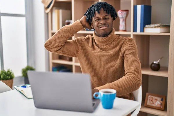 Young African Man Dreadlocks Working Using Computer Laptop Confuse Wonder — Stock fotografie