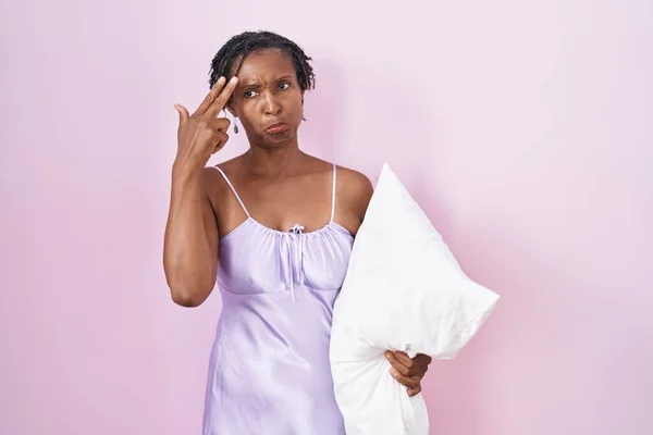 African Woman Dreadlocks Wearing Pajama Hugging Pillow Shooting Killing Oneself — 图库照片