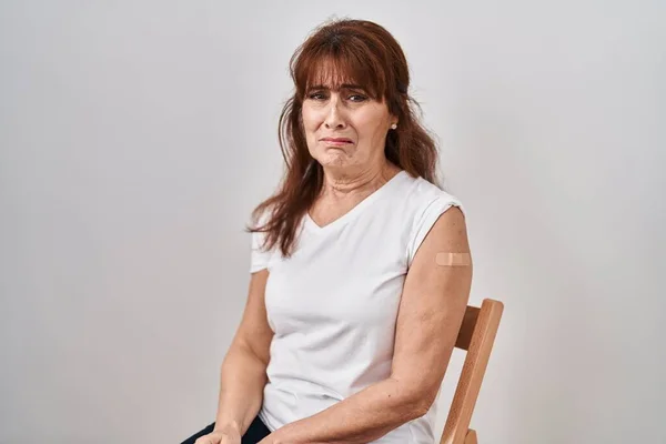 Латиноамериканка Средних Лет Получающая Вакцину Показывающую Руку Помощью Пластыря Подавлена — стоковое фото