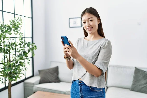 Jovem Mulher Asiática Usando Smartphone Sala Estar — Fotografia de Stock