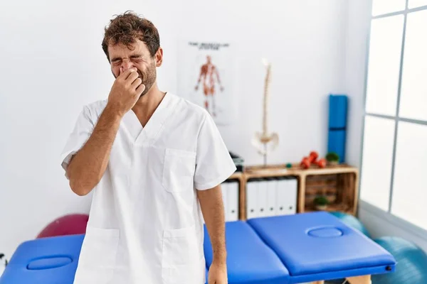 Ung Stilig Sjukgymnast Man Som Arbetar Smärta Återhämtning Klinik Luktar — Stockfoto
