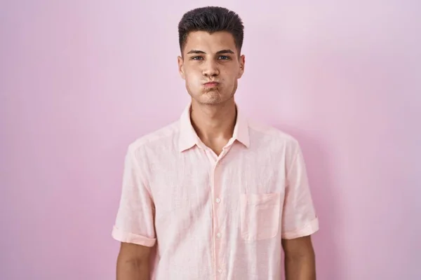 Mladý Hispánec Který Stojí Nad Růžovým Pozadím Nadouvá Tváře Legračním — Stock fotografie