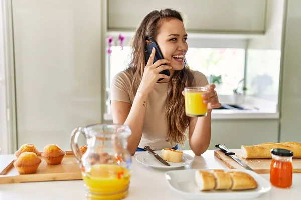 Genç Güzel Spanyol Bir Kadın Kahvaltısını Mutfakta Akıllı Telefondan Yapıyor — Stok fotoğraf