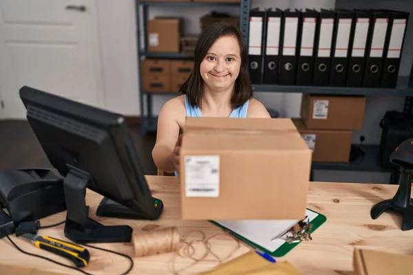 Sendromlu Kadın Ecommerce Işçisi Ofiste Paket Siparişi Tutuyor — Stok fotoğraf