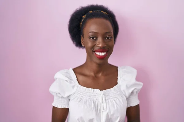Africká Žena Kudrnatými Vlasy Stojící Nad Růžovým Pozadím Ruce Sebe — Stock fotografie