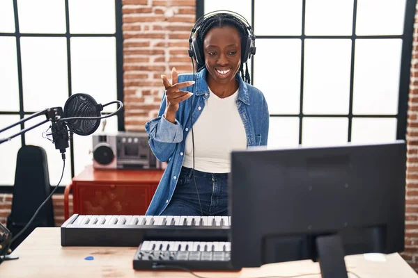Beautiful Black Woman Playing Piano Music Studio Smiling Happy Pointing — Photo