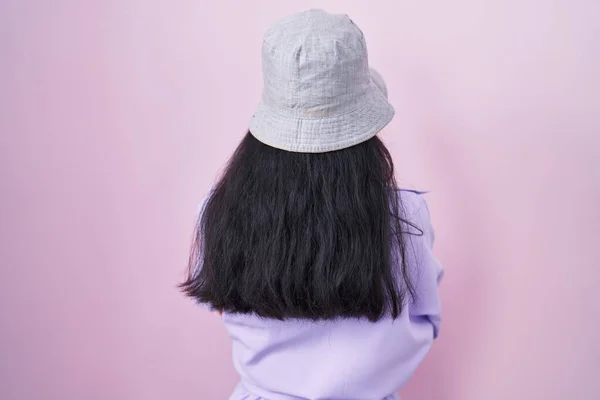 Νεαρή Ισπανίδα Που Στέκεται Πάνω Από Ροζ Φόντο Φορώντας Καπέλο — Φωτογραφία Αρχείου