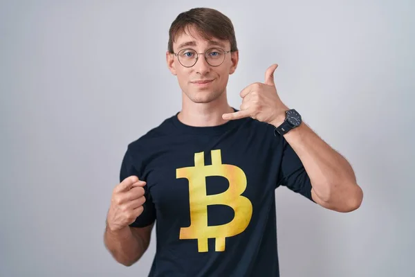 Hombre Rubio Caucásico Con Camiseta Bitcoin Sonriendo Hablando Por Teléfono — Foto de Stock