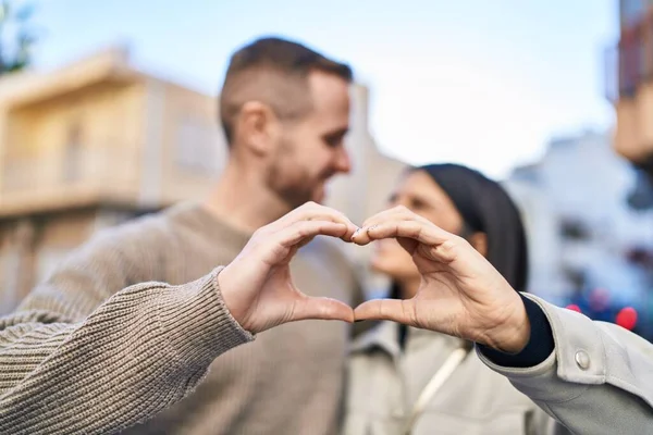 Άνδρας Και Γυναίκα Χαμογελώντας Αυτοπεποίθηση Κάνει Σύμβολο Της Καρδιάς Χέρια — Φωτογραφία Αρχείου