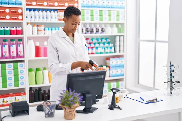 Африканская Американка Фармацевт Сканирует Бутылку Таблетками Аптеке — стоковое фото