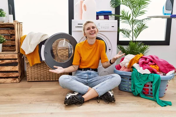 Jonge Blonde Vrouw Doen Wasgoed Zitten Door Wasmachine Glimlachend Vrolijk — Stockfoto