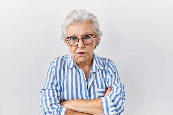Oudere Vrouw Met Grijs Haar Staande Witte Achtergrond Sceptisch Nerveus — Stockfoto