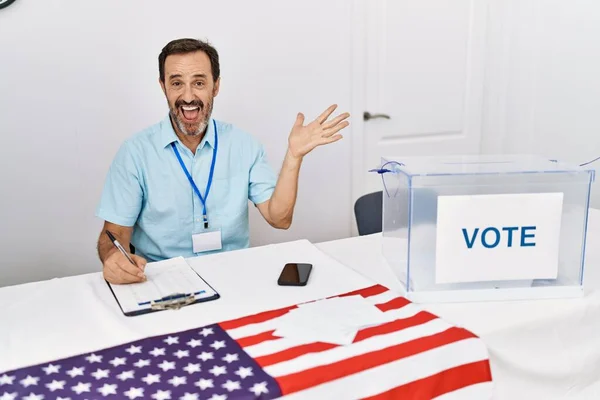政治選挙で髭を生やした中年男性が幸せな笑顔で達成を祝う投票と高揚の手で勝者の表情 — ストック写真