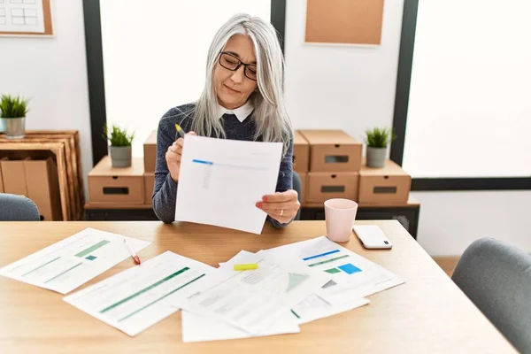 Middle Age Grey Haired Woman Business Worker Smiling Confident Working — Stock Photo, Image