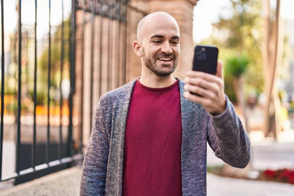 Jovem Sorrindo Confiante Usando Smartphone Rua — Fotografia de Stock