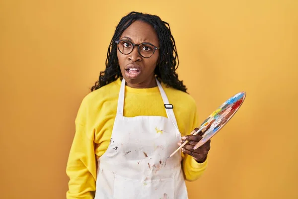 African Woman Holding Painter Palette Shock Face Looking Skeptical Sarcastic — Stock Photo, Image