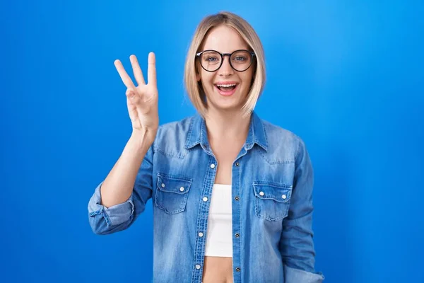 Young Caucasian Woman Standing Blue Background Showing Pointing Fingers Number — Stock Photo, Image