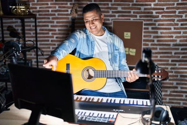 Joven Hispano Tocando Guitarra Clásica Estudio Música Señalándote Cámara Con —  Fotos de Stock