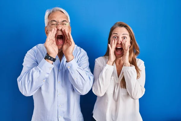 Middle Age Hispanic Couple Standing Blue Background Shouting Angry Out — Stock Photo, Image