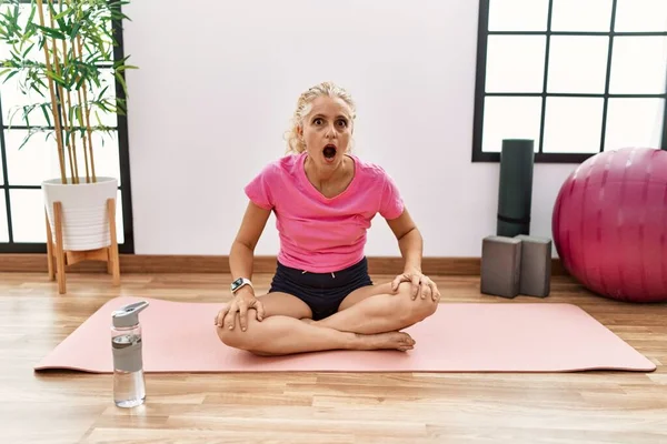 Donna Bionda Mezza Età Seduta Tappetino Yoga Spaventata Scioccata Con — Foto Stock