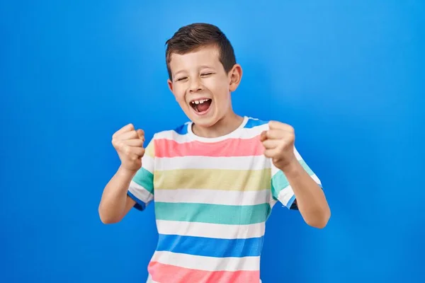 Mladé Bělošské Dítě Stojící Nad Modrým Pozadím Velmi Šťastné Vzrušené — Stock fotografie