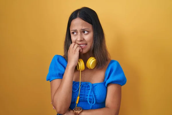 Hispanic Young Woman Standing Yellow Background Looking Stressed Nervous Hands — Zdjęcie stockowe