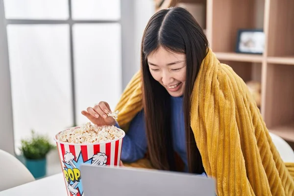 Chinese Vrouw Kijken Film Eten Popcorn Thuis — Stockfoto