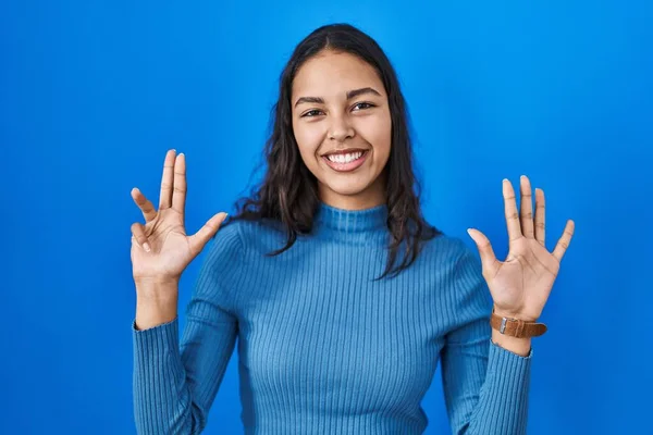 Jeune Femme Brésilienne Debout Sur Fond Bleu Isolé Montrant Pointant — Photo